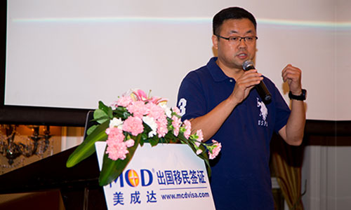 陳先生在美成達(dá)成立16周年VIP客戶答謝宴會上分享移民歷程